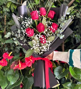 siyah gül buketi, modern çiçek tasarımı, kırmızı gül sipariş